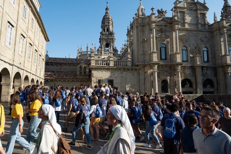 Los casos activos continúan a la baja en Galicia, así como los nuevos contagios, 223, y los hospitalizados, 329