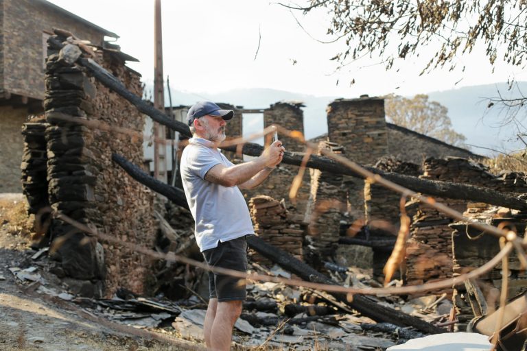 La Xunta pide al Gobierno la declaración de zona catastrófica por los incendios en Valdeorras y O Courel
