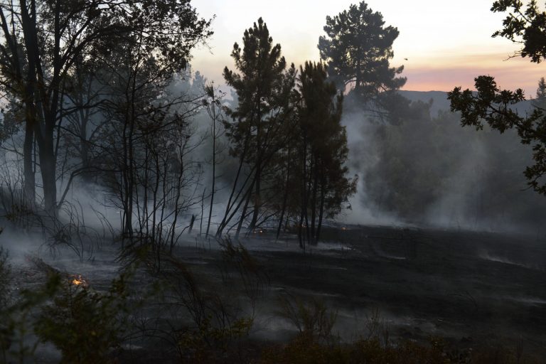 Rural.- Activada la alerta por proximidad a un núcleo de Caldas de Reis de un incendio que calcina 350 hectáreas