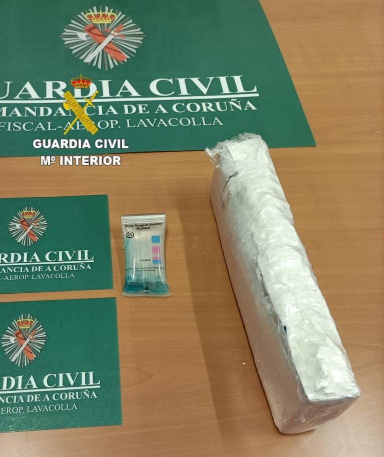 Detenido en el aeropuerto de Santiago con un paquete de medio kilo de cocaína pegado a la altura de los genitales