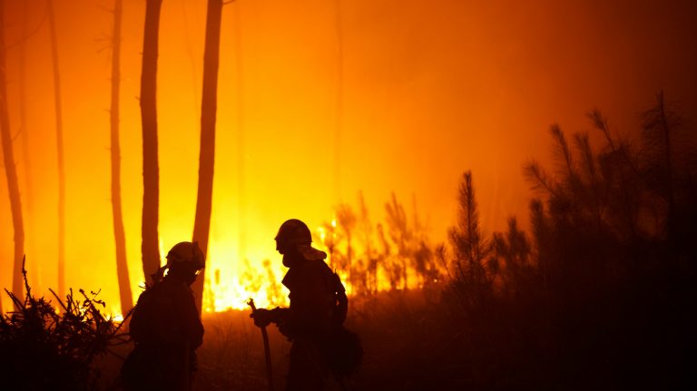 Ascienden a 450 las hectáreas calcinadas en el incendio de Caldas de Reis que afecta a Vilagarcía
