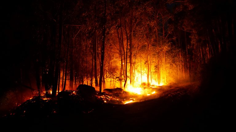 Declarada la alerta por proximidad a viviendas en el incendio de Boiro