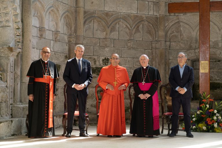 Autoridades y peregrinos reciben en Santiago al cardenal Augusto dos Santos Marto, enviado del Papa para la PEJ 2022
