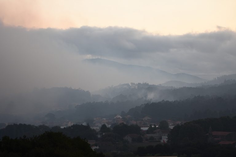 Desactivada la alerta por proximidad a casas en el incendio de Ponte Caldelas, que calcina 380 hectáreas