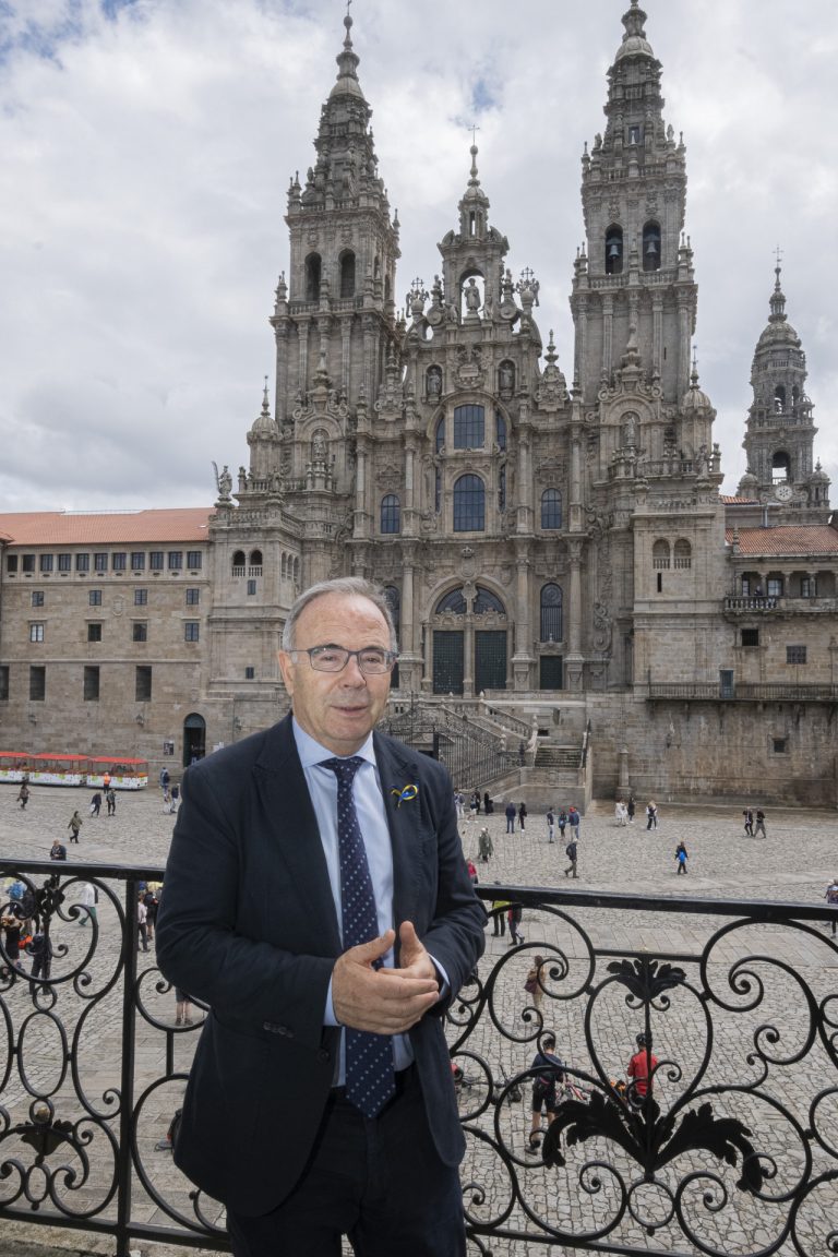 El alcalde de Santiago asegura que no se apagará la iluminación de los monumentos