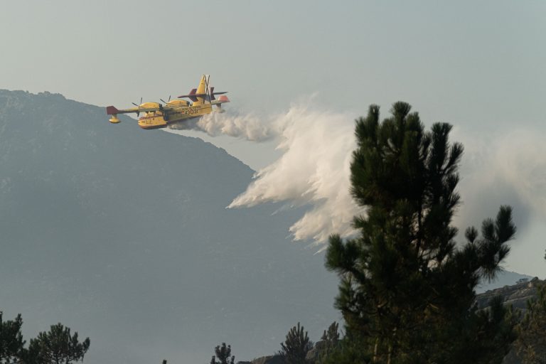 El incendio de Carballeda de Valdeorras avanza activo y las hectáreas arrasadas se elevan a 90