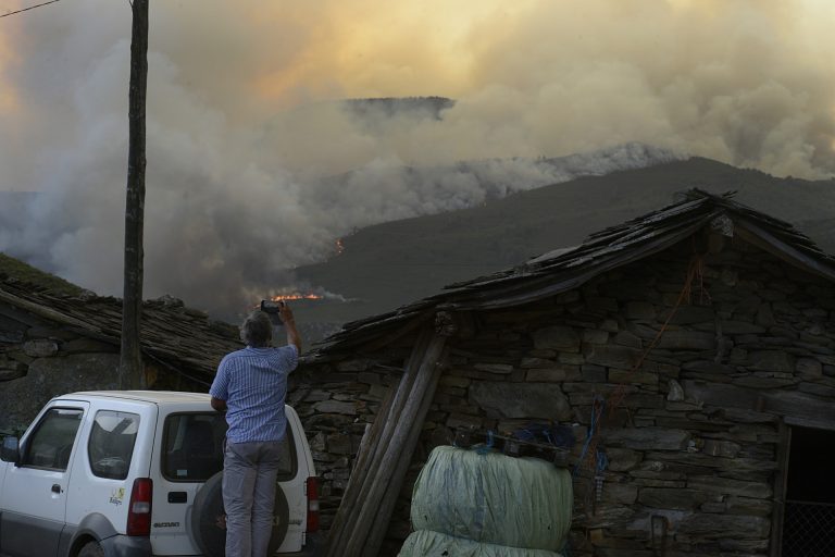 Los fuegos de Laza y Chandrexa se unen en un gran incendio que arrasa 2.100 hectáreas