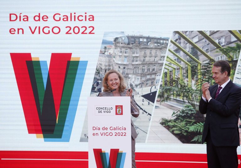 Nadia Calviño homenajea a Domingo Villar en su pregón en el acto de celebración del Día de Galicia en Vigo