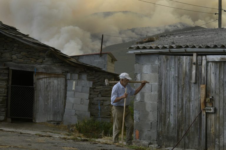 Seis incendios permanecen sin extinguir en Galicia y el de Laza continúa activo, con 2.100 hectáreas calcinadas