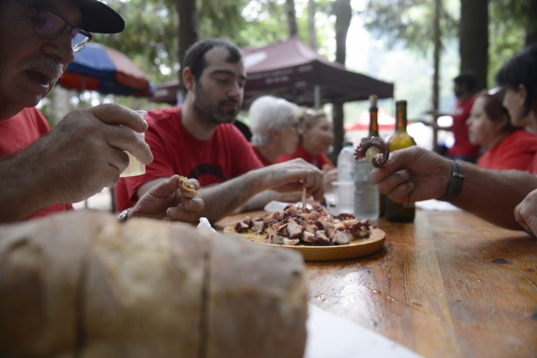 O Carballiño saborea su fiesta del pulpo, una tradición con 60 años de historia, con miles de visitantes