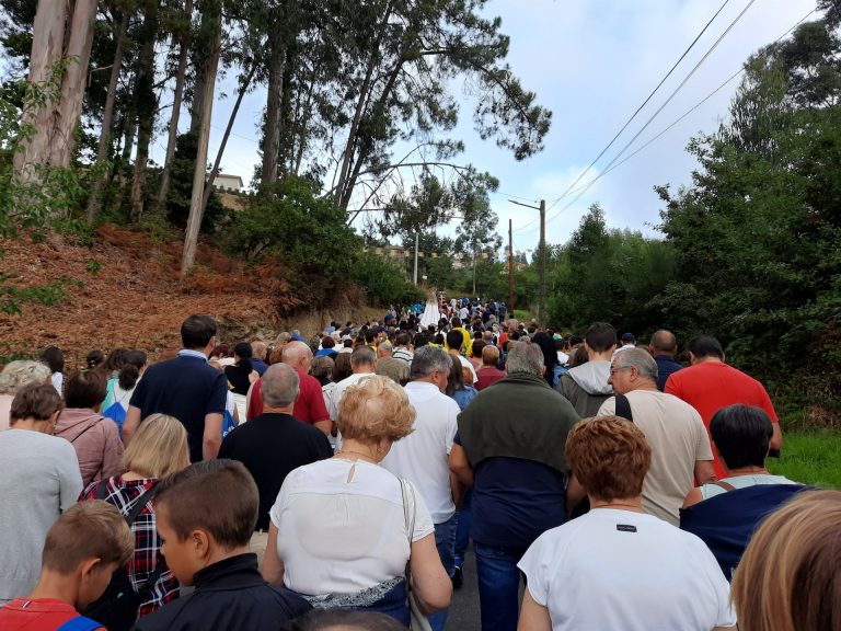 La parroquia viguesa de Valladares vuelve a celebrar su tradicional procesión al Monte Alba con centenares de devotos