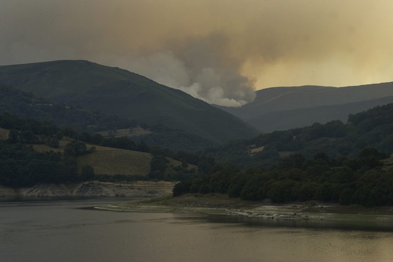 El fuego sin control de Castrelo do Val aumenta hasta las 100 hectáreas
