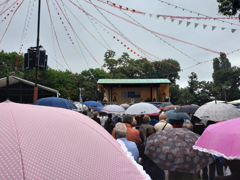Centenares de personas celebran el día grande de San Roque en Vigo pese a la lluvia
