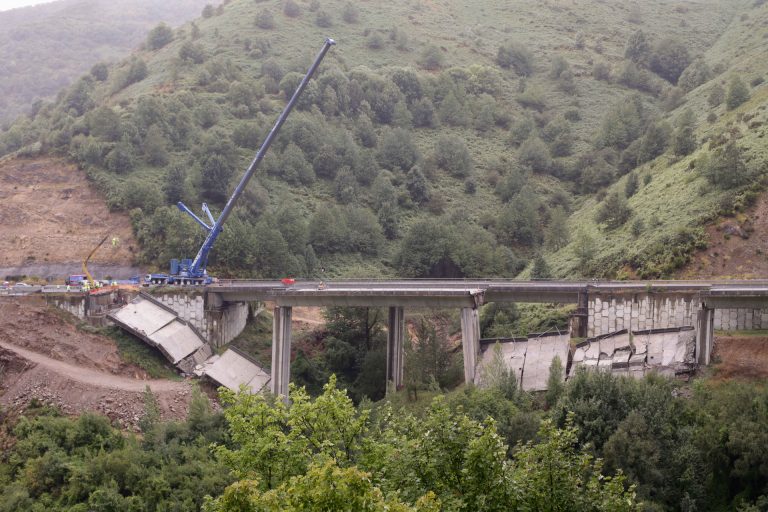Cae el vano del viaducto de O Castro tras algo más de 48 horas de trabajos para desmontarlo