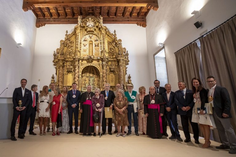 El presidente del Parlamento de Galicia y el conselleiro de Cultura, nuevos cofrades de la Enxebre Orde da Vieira
