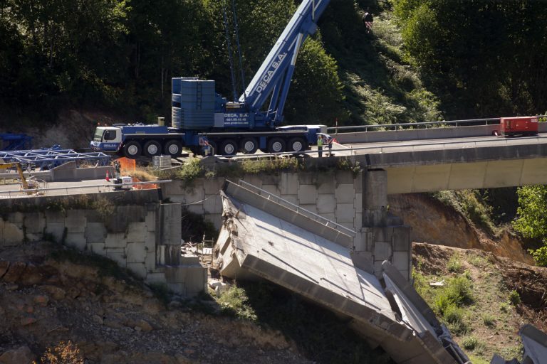 Barreiro (PP) critica la «improvisación» del Gobierno ante el derrumbe del viaducto de la A-6, con retenciones de horas
