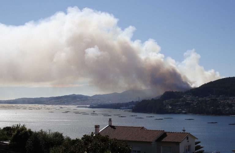 Extinguido el incendio de Ponteareas, mientras que el de Moaña continúa bajo control