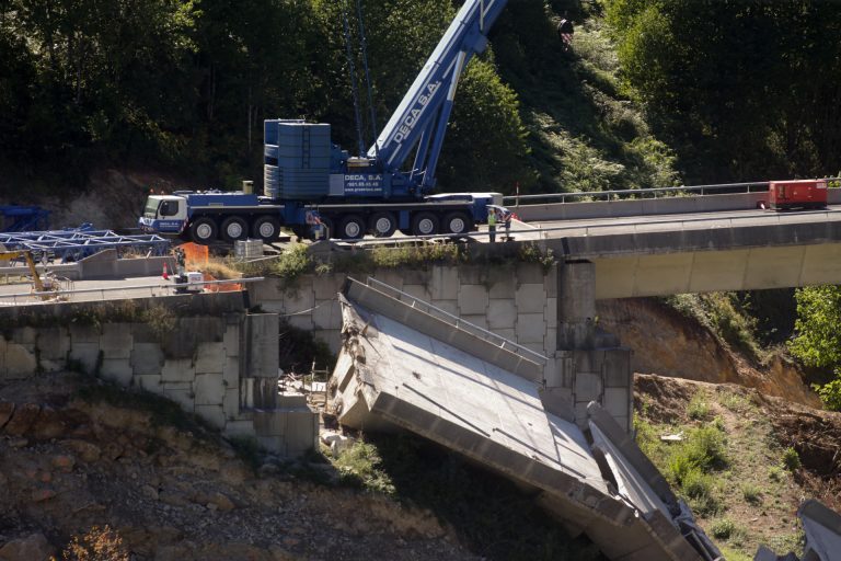 Miñones insta a circular en la A-6 en horas de poca concentración de coches por las retenciones en Pedrafita