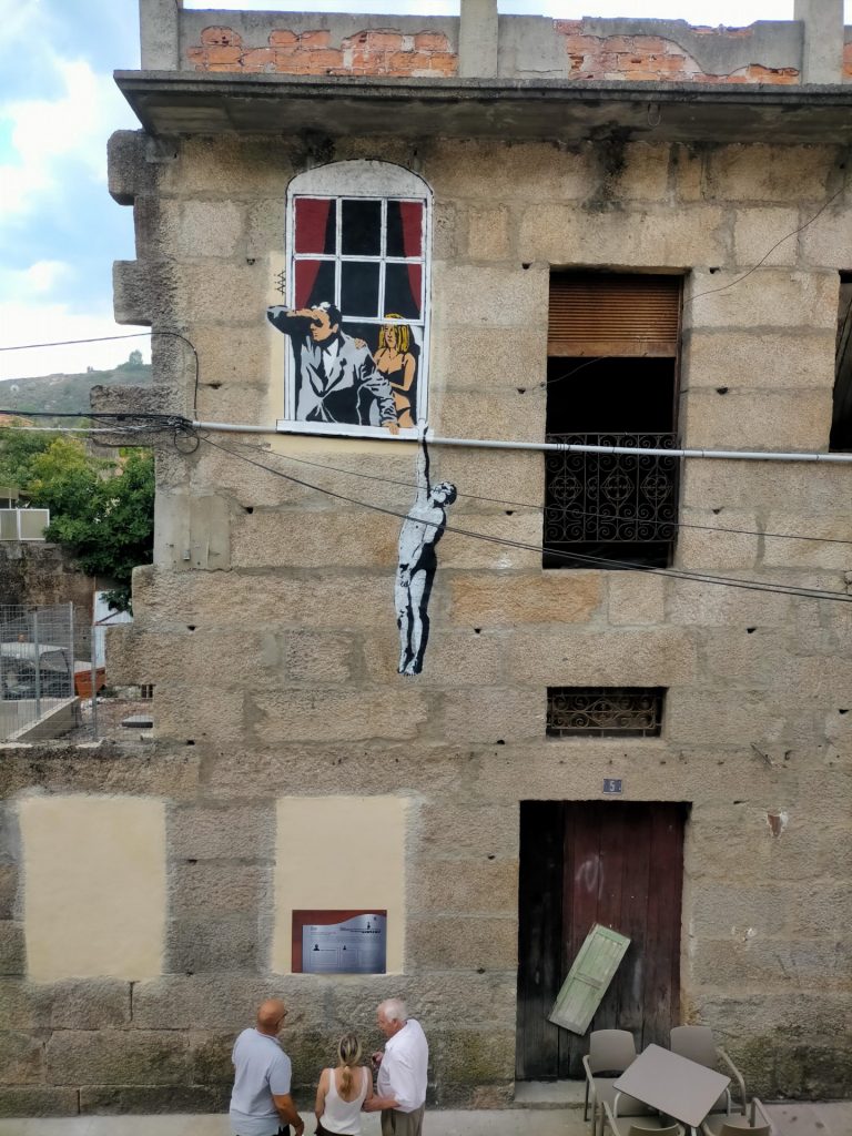 El Ayuntamiento de Verín (Ourense) replica pintadas de Banksy para rehabilitar edificios degradados