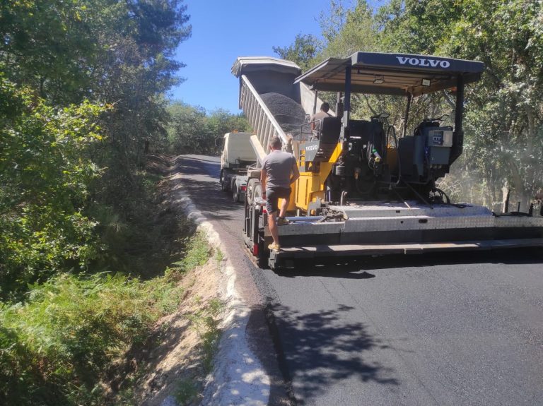 Comienzan las obras de asfaltado de la carretera que conecta Sober y Doade (Lugo)
