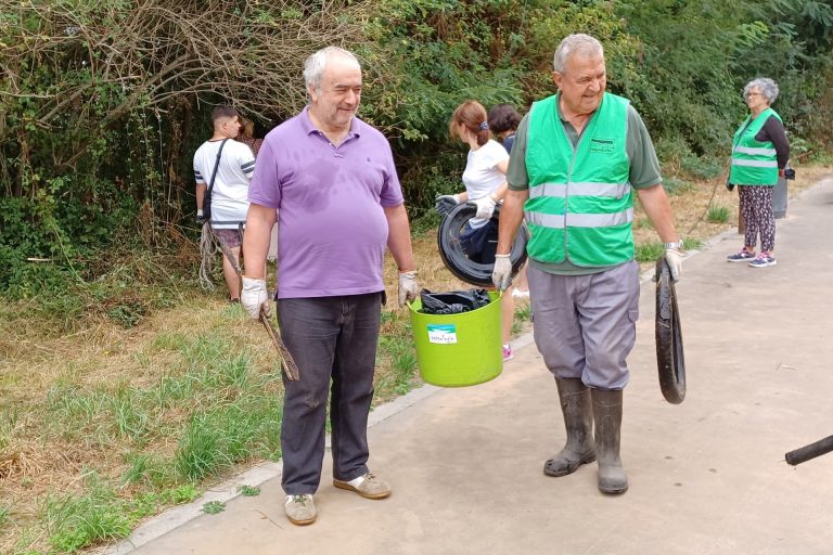 Ecologistas retiran 440 kilos de residuos en su campaña de limpieza del río Gafos en Pontevedra