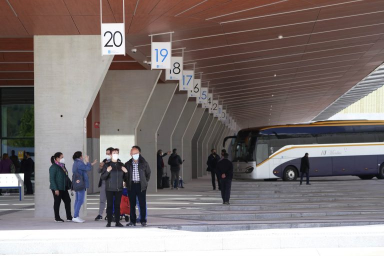 La Xunta bonificará el 50% del billete en bonos de autobús, barcos en la ría de Vigo y tren de proximidad en Ferrol
