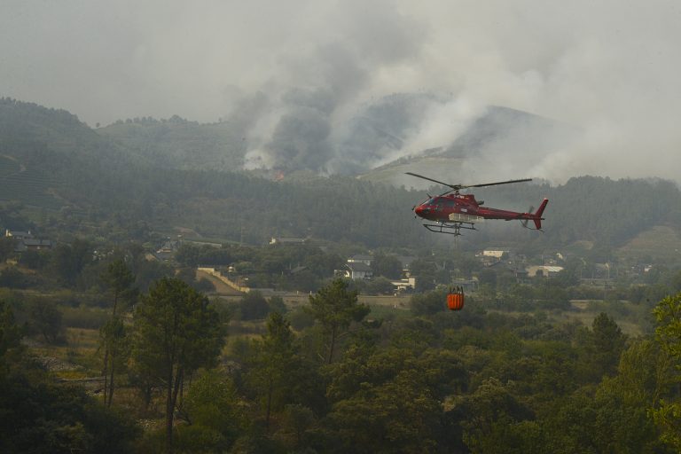 an por controlado el incendio que afecta a 140 hectáreas en Oímbra (Ourense) y entró por Portugal