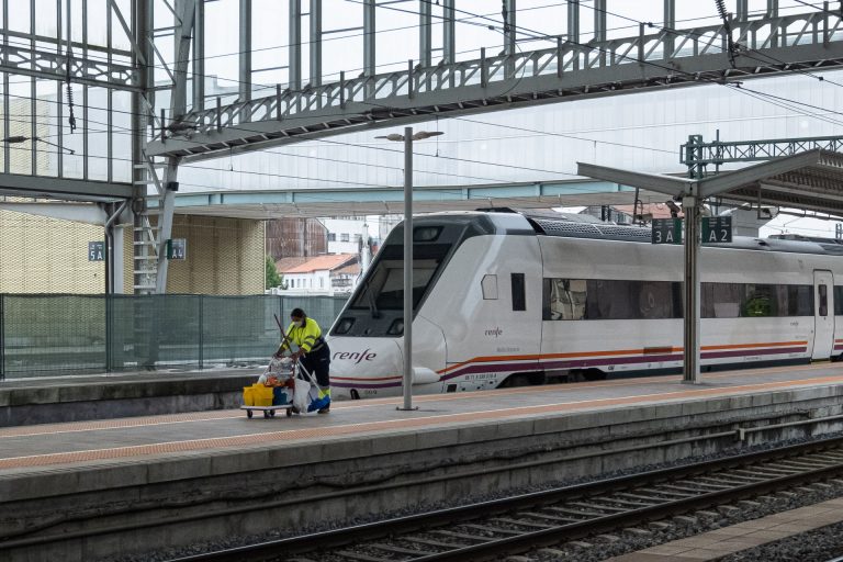 CGT asegura que Renfe no programó refuerzos en los primeros trenes de Vigo y «docenas de viajeros quedaron en tierra»