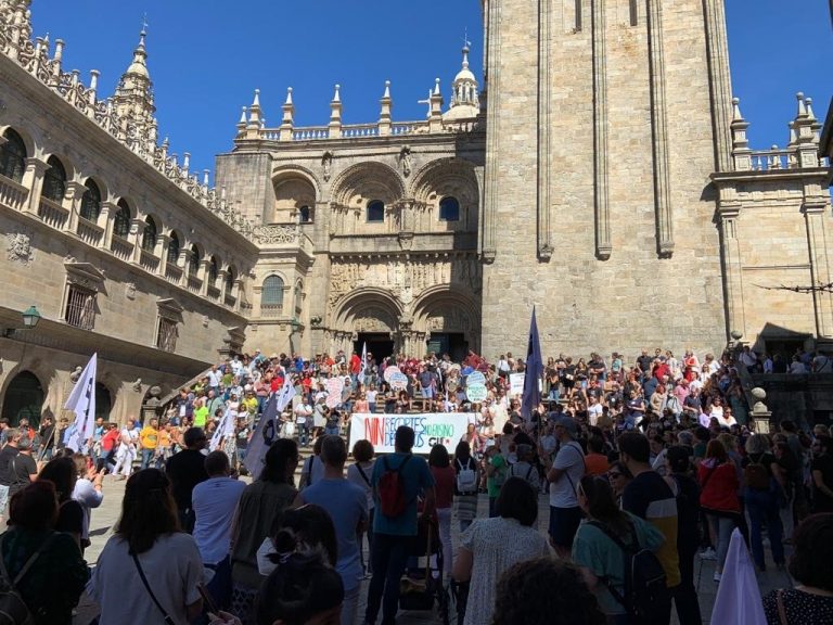 Cientos de personas se manifiestan en Santiago para denunciar los «abusos» de la Xunta sobre la educación pública