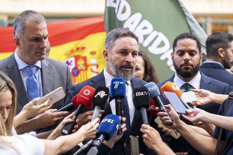 Abascal cree que Feijóo estaría incómodo en la protesta del castellano porque «aplicó» en Galicia una política similar