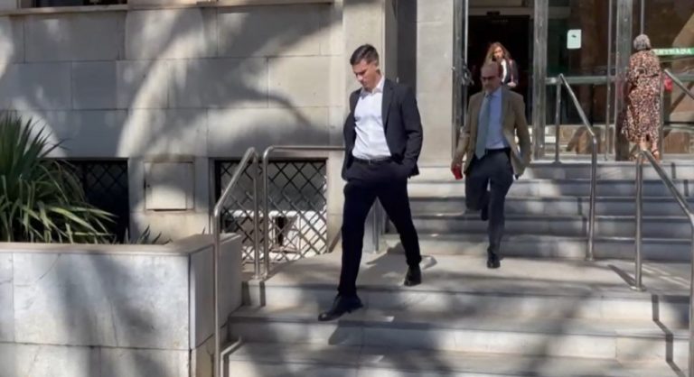 La Audiencia de Almería deja libre al futbolista Santi Mina, que finalmente ha comparecido en persona ante el tribunal
