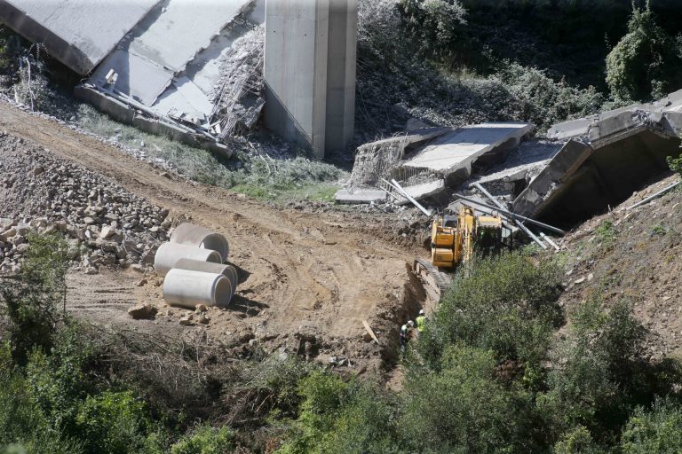 Arrancan las obras para el desmontaje de las pilas del viaducto de O Castro, con un plazo de un mes