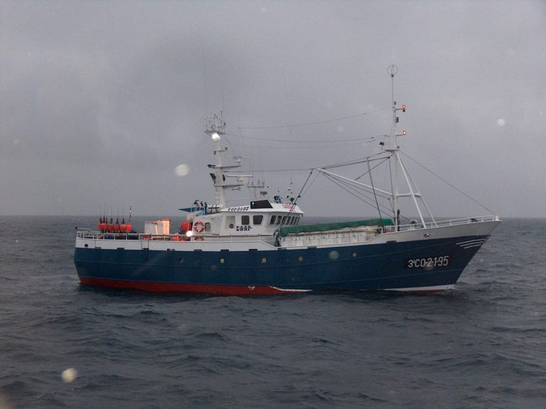El ministerio estudia recurrir el veto a la pesca de fondo y la Xunta y el sector subrayan que «hay fundamento»