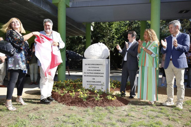 La Diputación de Pontevedra entrega una escultura en memoria a las personas con demencias, familiares y cuidadores