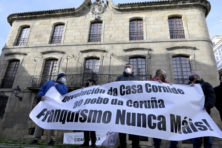 Defensa do Común organiza una marcha para reclamar en A Coruña la devolución de la Casa Cornide, propiedad de los Franco
