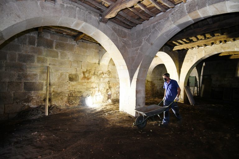 Las excavaciones arqueológicas del convento pontevedrés de Santa Clara descubren restos del lateral oeste del claustro