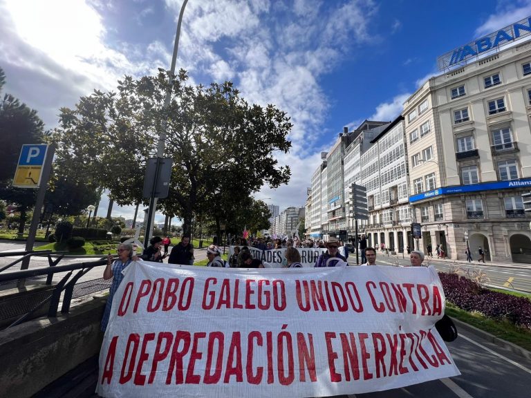 Cientos de personas piden en A Coruña «frenar la invasión eólica» y un cambio «radical» del modelo energético