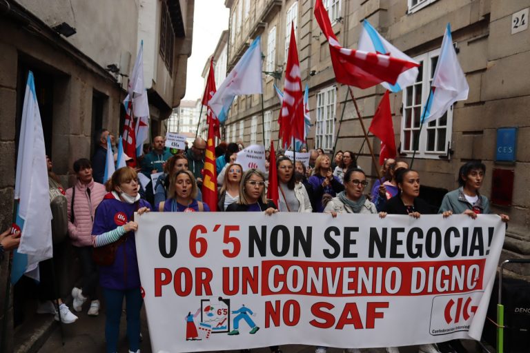 Trabajadoras del Servizo de Axuda no Fogar protestan en Santiago para reclamar un «convenio digno»