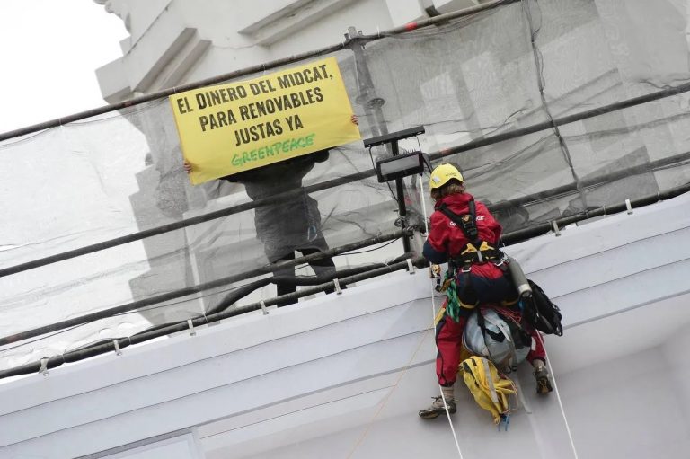 Greenpeace despliega una pancarta contra el Midcat con motivo de la cumbre hispano-alemana