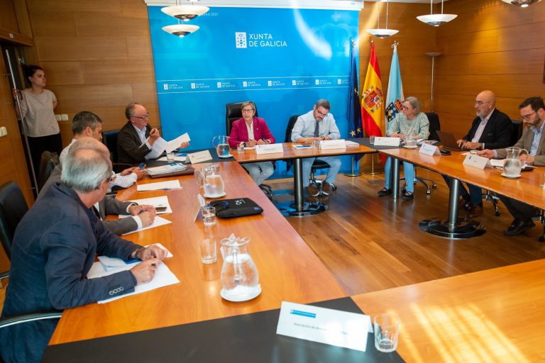 La Xunta remite a sector y Gobierno un documento «fundamental» para armar el recurso contra el veto a la flota