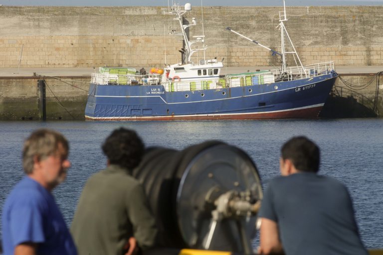 Malestar, indignación y algún amarre entre la flota gallega en la entrada en vigor del veto a la pesca de fondo