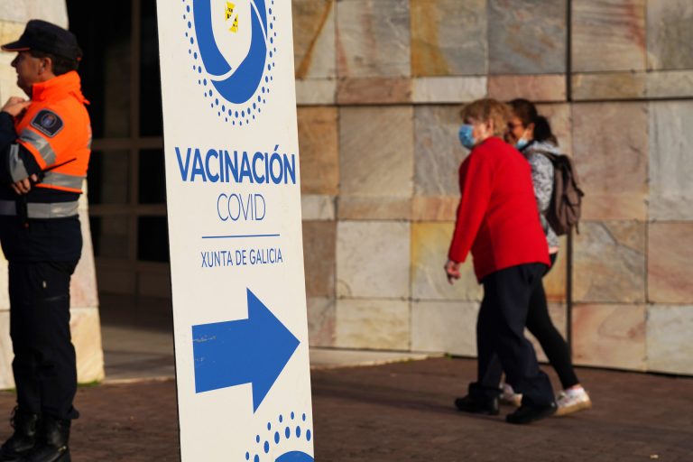 Galicia se mantiene por encima de los 200 positivos diarios pero disminuyen los pacientes ingresados
