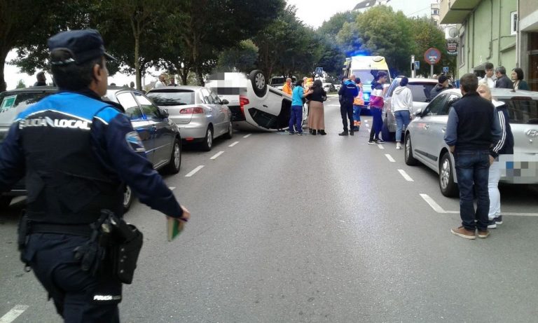 Investigan en Lugo a una conductora ebria que chocó con cinco coches estacionados