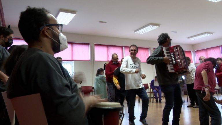 Usuarios de centros de educación especial cantan y bailan al ritmo de ‘De Tapas’ con el proyecto ‘Música a flor de pel’