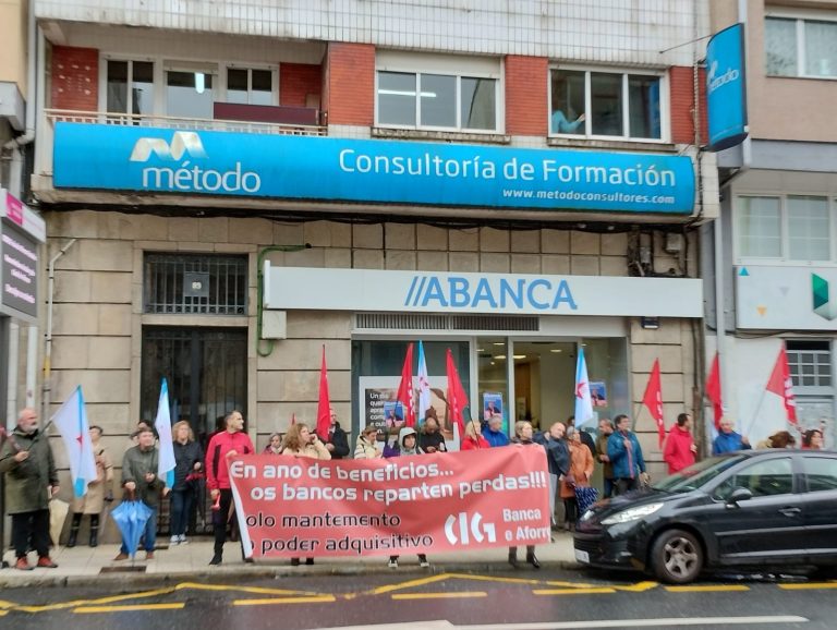 La CIG se concentra ante 16 entidades bancarias para reclamar incrementos salariales de sus empleados