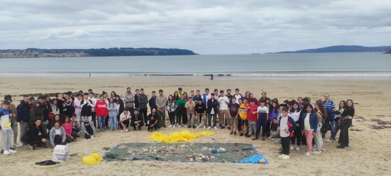 Más de un millar de voluntarios recogen una tonelada de basura en playas gallegas, en una limpieza coordinada por Adega
