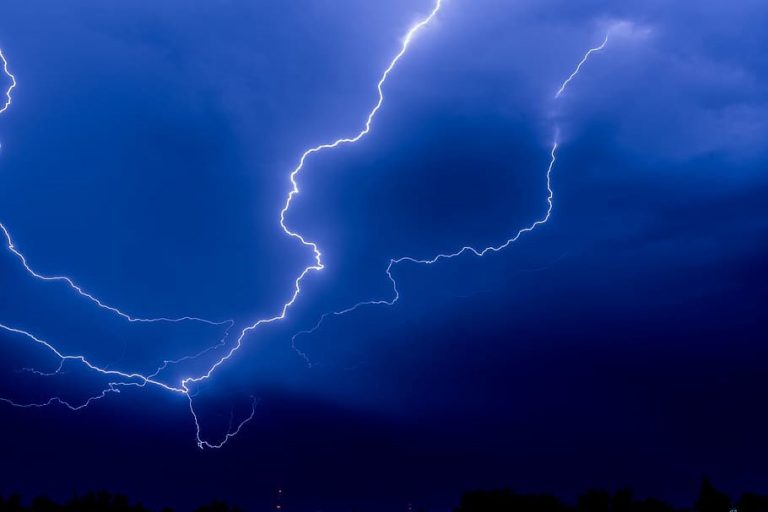 Galicia registra 500 rayos en otra tarde de temporal con mucha lluvia en la provincia de A Coruña