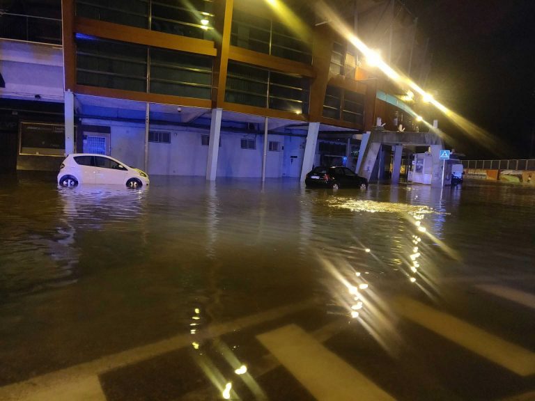 Las inmediaciones de Balaídos y la rotonda de la VG-20 de Navia vuelven a inundarse tras las lluvias registradas en Vigo