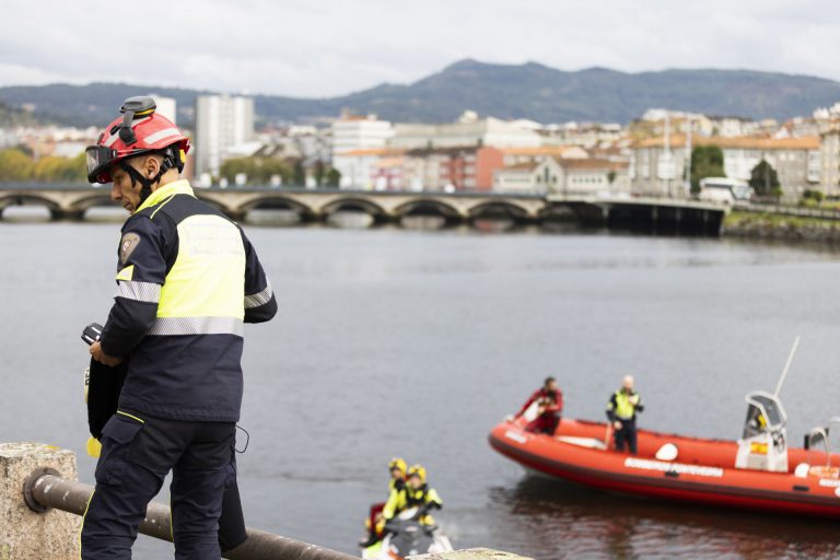 Suspenden hasta el sábado la búsqueda del piragüista desaparecido en Pontevedra, dificultada por la turbidez del agua