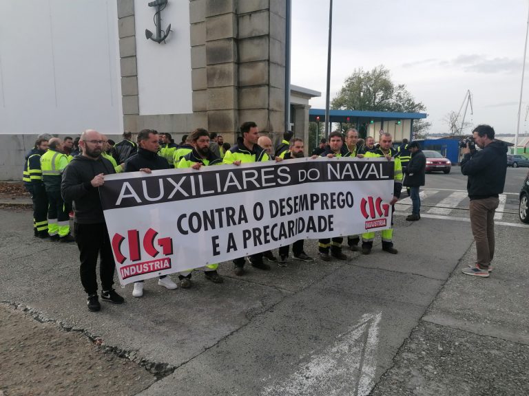 Protesta por la situación de 10 trabajadores de mantenimiento de cabinas en Navantia Ferrol, que ven su empleo en riesgo